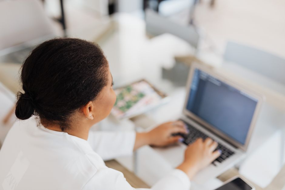 Mujer trabajando en una laptop en una oficina moderna